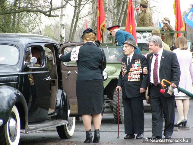 Праздничное шествие и церемония возложения венков.  9 мая 2010 Сестрорецк.