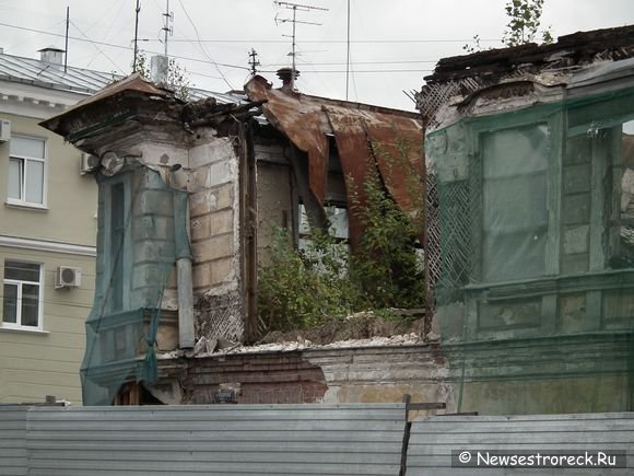 Обрушился фасад здания на улице Володарского 5а