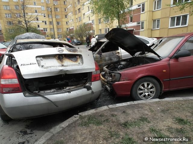 В Сестрорецке сгорели сразу три автомобиля