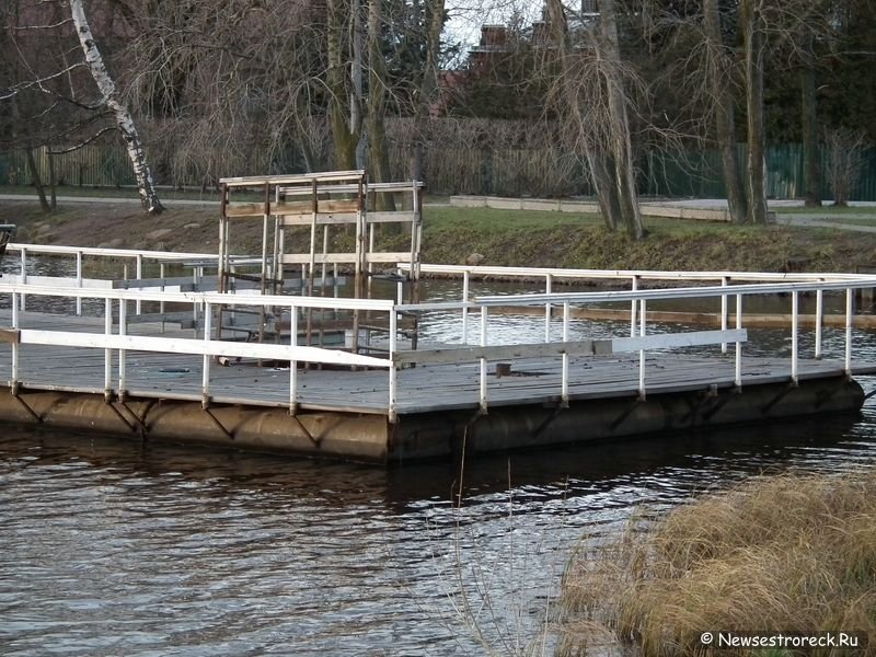 По озеру Разлив плавает плот с купальнями По озеру Разлив плавает плот с купальнями