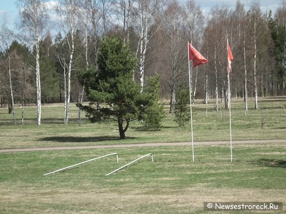 В сквере пограничников сломали флагштоки 