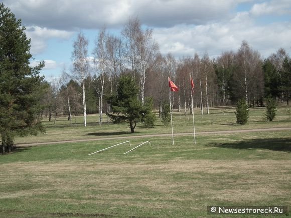 В сквере пограничников сломали флагштоки 