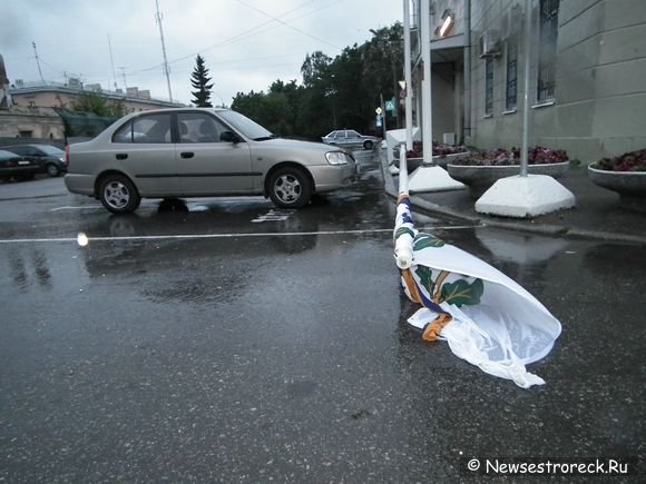 У здания полиции ветер завалил флагшток