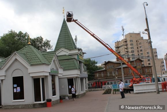 На библиотеке Храма установили ангелочка