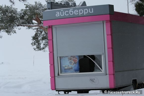 На пляже взломали ларек мороженого Айсберри