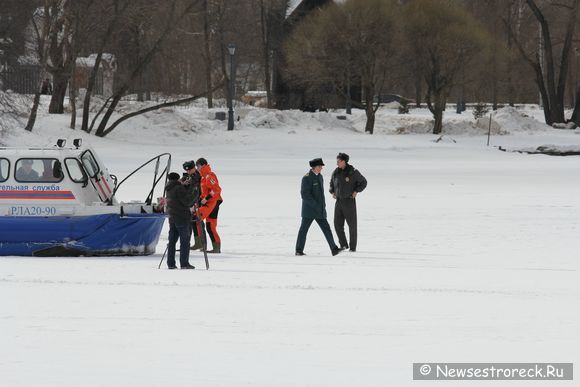 На озере Разлив МЧС "гоняет" рыбаков