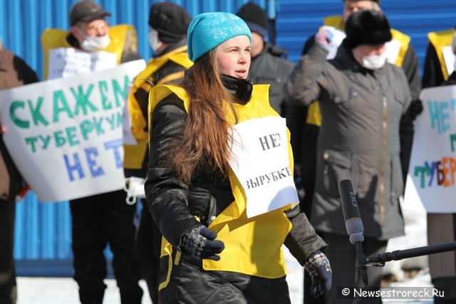 Жители Сестрорецка вышли на митинг против строительства на месте туберкулезной больницы