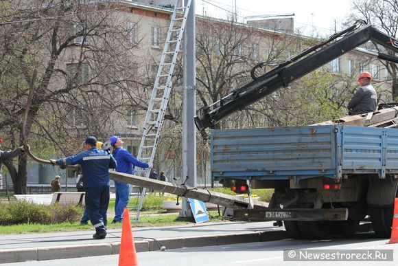 На ул.Володарского убирают старые мачты уличного освещения.