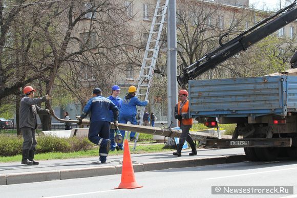 На ул.Володарского убирают старые мачты уличного освещения.