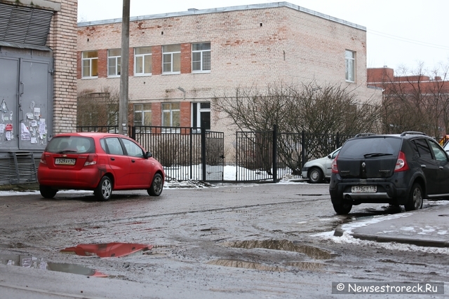 Состояние дорожного покрытия во дворах на ул.Токарева и Приморского шоссе