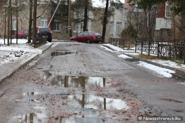 Состояние дорожного покрытия во дворах на ул.Токарева и Приморского шоссе