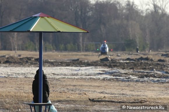 Вертолет сел на пляже в Сестрорецке