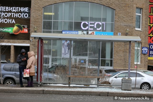 На автобусной остановке лопнуло стекло На автобусной остановке лопнуло стекло