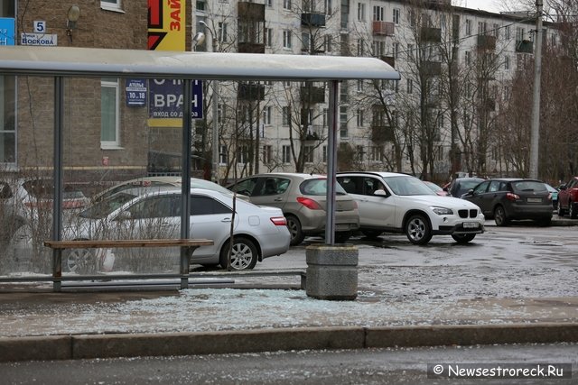 На автобусной остановке лопнуло стекло На автобусной остановке лопнуло стекло