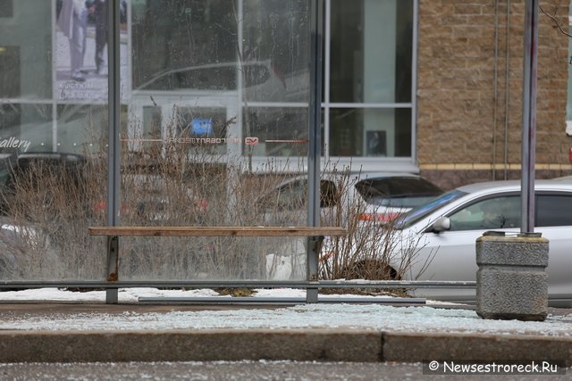 На автобусной остановке лопнуло стекло На автобусной остановке лопнуло стекло
