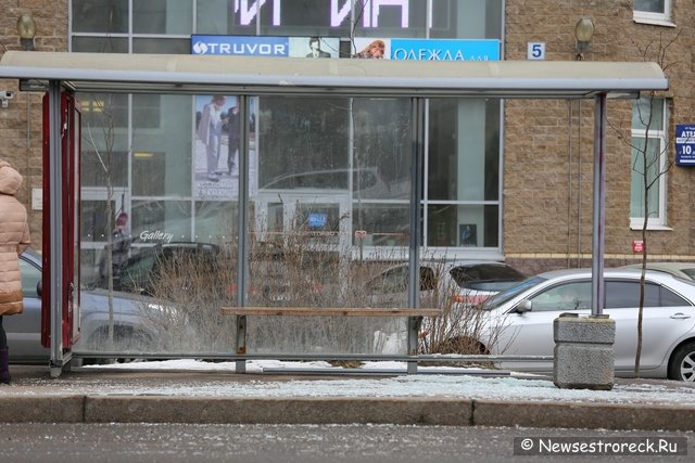 На автобусной остановке лопнуло стекло На автобусной остановке лопнуло стекло