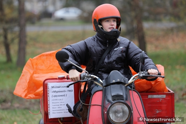 В Сестрорецке открылась выставка автомобилей и мотоциклов времен СССР