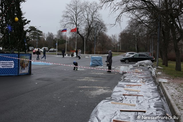 На площади Свободы начали возводить ледяной городок На площади Свободы начали возводить ледяной городок