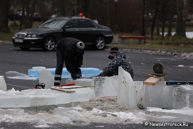 На площади Свободы начали возводить ледяной городок На площади Свободы начали возводить ледяной городок