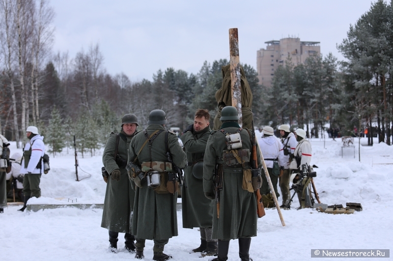 В Сестрорецке состоялась военно-историческая реконструкция "Ленинградский День Победы"