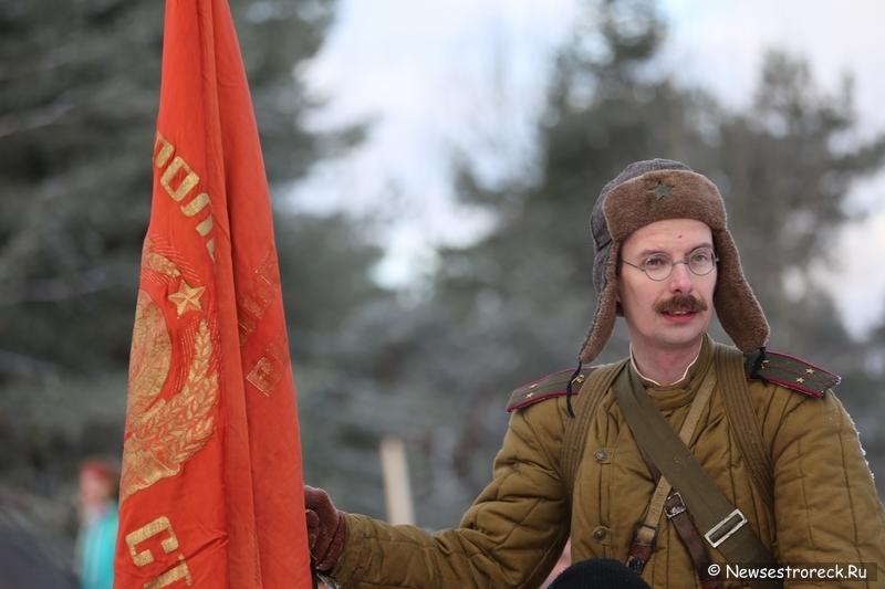 В Сестрорецке состоялась военно-историческая реконструкция "Ленинградский День Победы"