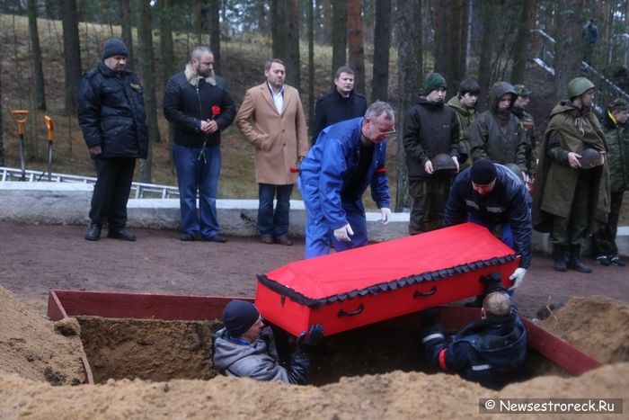 В Сестрорецке захоронили останки 28 советских солдат