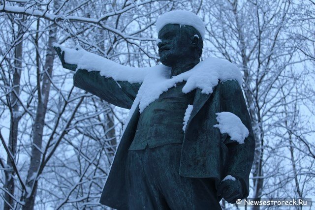 На территории музея "Шалаш" установили новый памятник Ленину