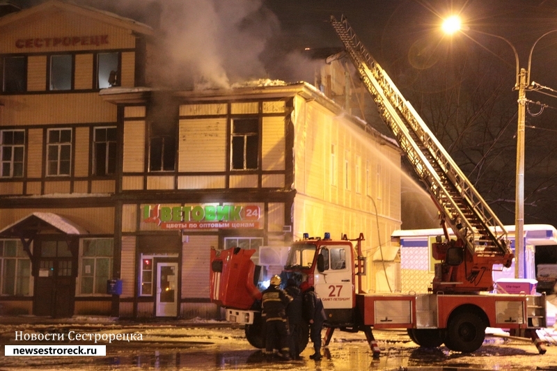 Названа предварительная причина пожара на вокзале в Сестрорецке