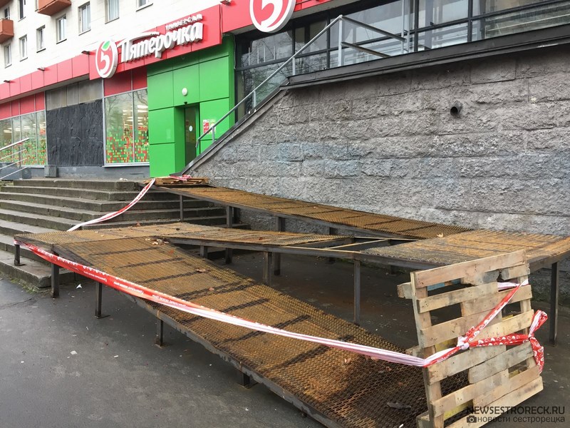 У магазина "Пятерочка" начали восстанавливать пандус