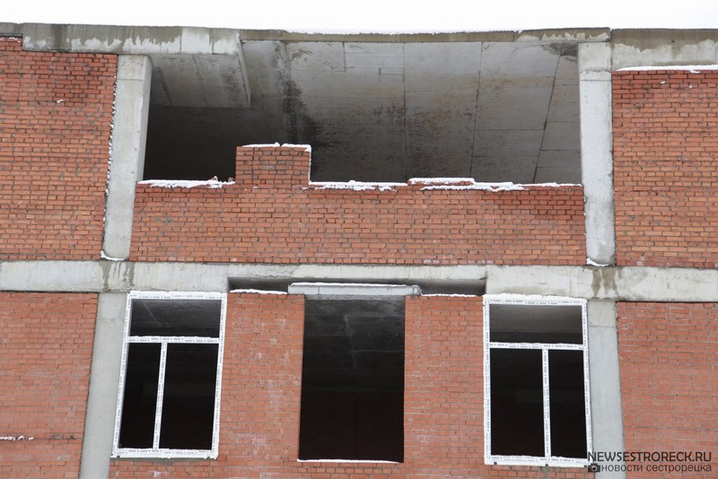 В Сестрорецке в школе без крыши устанавливают стеклопакеты